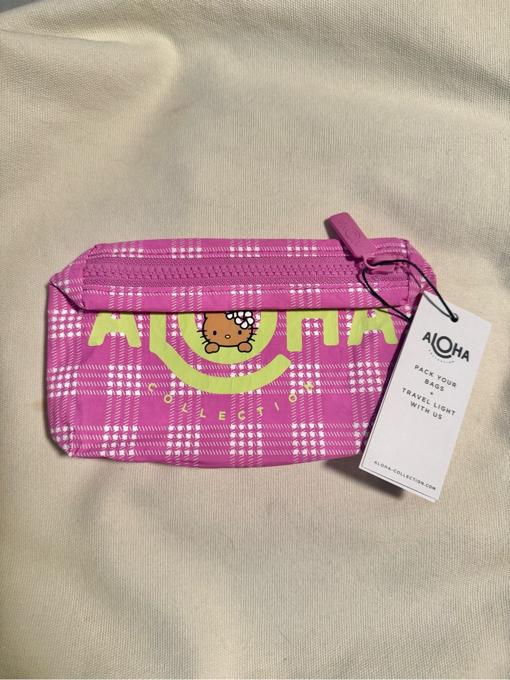 ALOHA Collection x Hello Kitty Palaka Mini Pouch - Picture 3 of 4